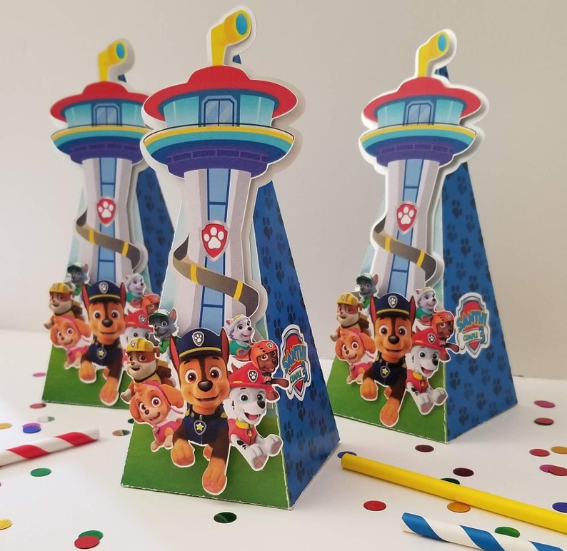 Puede incluir: Tres contenedores de fiesta en forma de cono azul y verde con tem&aacute;tica de Patrulla Canina. Cada contenedor presenta un personaje de Patrulla Canina, incluidos Chase, Skye y Marshall. Los contenedores est&aacute;n decorados con un logotipo de Patrulla Canina y una torre azul y blanca.