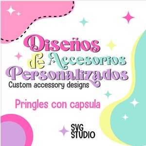 Puede incluir: Un diseño gráfico rosa, amarillo y azul con el texto "Diseños de Accesorios Personalizados" y "Custom accessory designs" en inglés. El texto "Pringles con capsula" también está incluido en el diseño. El diseño incluye estrellas y una línea ondulada.
