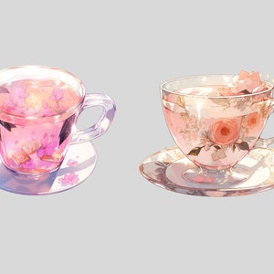 Op de afbeelding: Twee glazen theekopjes gevuld met roze vloeistof en bloemelementen, rustend op bijpassende schotels. E&eacute;n kopje heeft drijvende roze bloemen en ijsblokjes, de andere heeft rozen- en bloempatronen. De kopjes hebben heldere, facetgeslepen handvatten.
