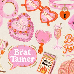 Pode incluir: Uma coleção de ilustrações em tons de rosa com algemas felpudas, óculos em forma de coração com o texto Mine, um bolo em forma de coração com Eat Me, uma coleira rosa com cadeado de coração, lábios, botas de cowboy, um balão de fala com Brat Tamer, uma taça de champanhe, o texto Beg For It, uma caixa de fósforos com Slow Burn e um novelo de lã.