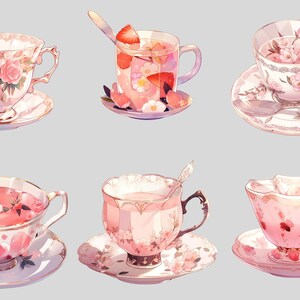 Op de afbeelding: Zes decoratieve theekopjes en schotels in een zachtroze kleurenschema. De theekopjes zijn versierd met bloemmotieven en gevuld met roze vloeistof, sommige met fruit en bloemen. Elke kop heeft een bijpassende schotel en een lepel.