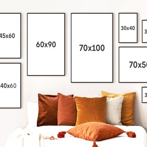 K&ouml;nnte beinhalten: Eine Wandgalerie mit neun schwarzen gerahmten Drucken in verschiedenen Gr&ouml;&szlig;en, wobei die Abmessungen in Zoll angegeben sind. Die Drucke sind in einem versetzten Muster angeordnet, wodurch ein optisch ansprechendes Display entsteht.