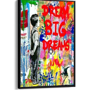 K&ouml;nnte beinhalten: Ein farbenfrohes abstraktes Gem&auml;lde mit einem jungen Jungen, der vor einer mit Graffiti bespr&uuml;hten Wand steht. Die Graffiti beinhalten die Worte "Dream Big Dreams" in roter Farbe.