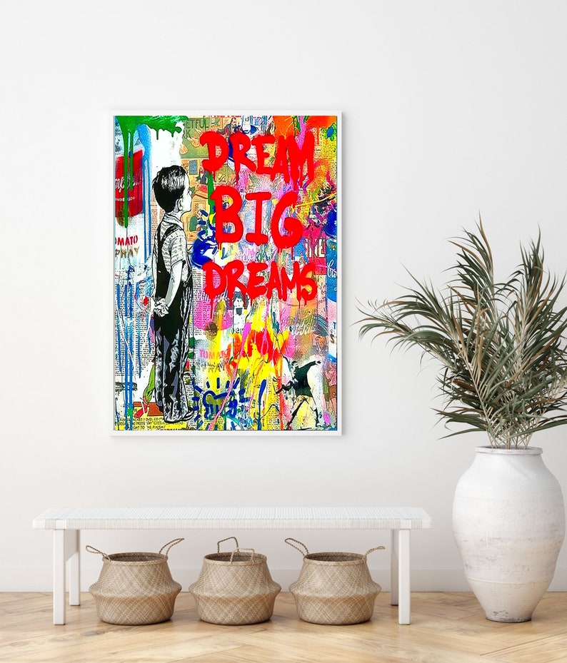 K&ouml;nnte beinhalten: Ein farbenfroher abstrakter Kunstdruck mit einem jungen Jungen, der vor einer Wand steht, auf der die Worte "Dream Big Dreams" in Rot geschrieben sind.