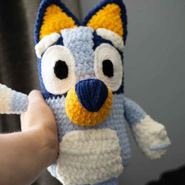 Pequeños peluches de ganchillo de Heeler Puppy azul y rojo