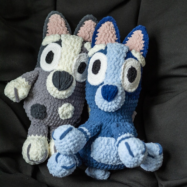 Peluches de ganchillo de primos cachorros de heeler azul y blanco