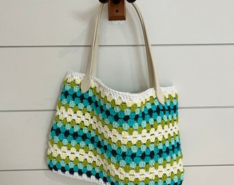Modello di borsa da spiaggia punto nonna all'uncinetto