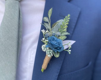 Dusty Blue Eukalyptus Boutonniere, Magnetische Herren Hochzeit Boutonniere, Mittelblaue Bräutigam Boutonniere, Blau Wildblumen Farn Frühling Boutonniere
