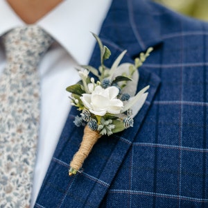 Staubige Blau + Weiße Eukalyptus Boutonniere, Magnetische Männer Hochzeit Boutonniere, Blaue Bräutigam Boutonniere, Frühling Baby Atem Wildblume für Bräutigam