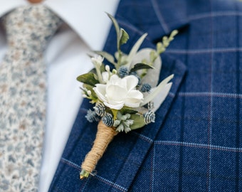 Boutonnière eucalyptus bleu poussiéreux + blanc, boutonnière magnétique mariage homme, boutonnière bleu marié, haleine printanière fleurs sauvages pour le marié