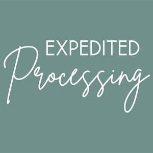 Op de afbeelding: Witte tekst op een turquoise achtergrond met de tekst "EXPEDITED Processing".
