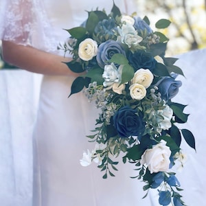 Ramo de novia en cascada azul polvoriento y azul marino, ramo de flores de seda realistas con flores de boda en azul hielo, azul oscuro, azul medio y blanco.