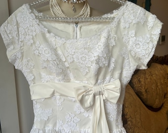Size XS Sweet and Soft Lace 1950s Bridal Dress with Full Skirt and Large Bow
