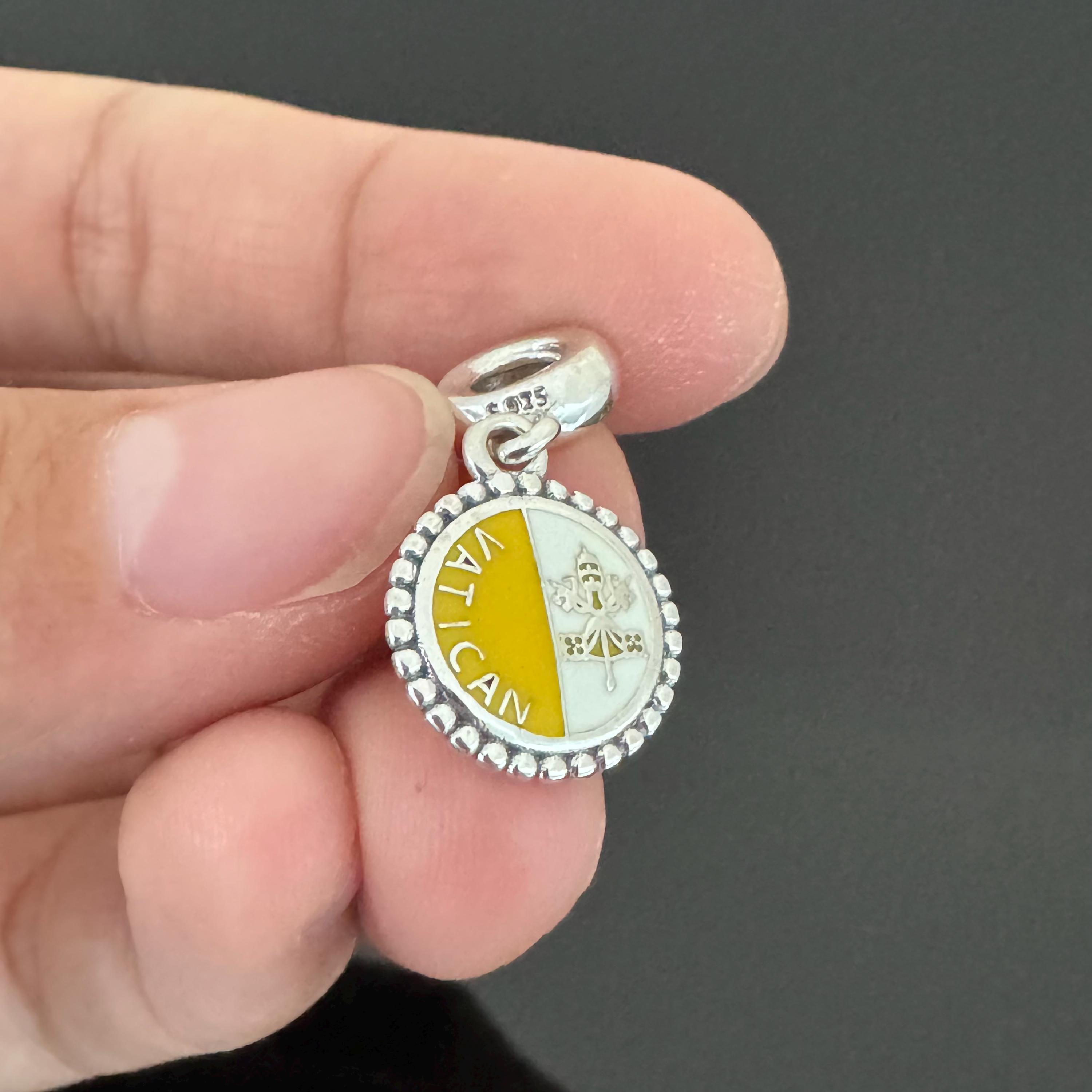 新品 正規品 Pandora バチカン国旗 ダングルチャーム | Pandora
