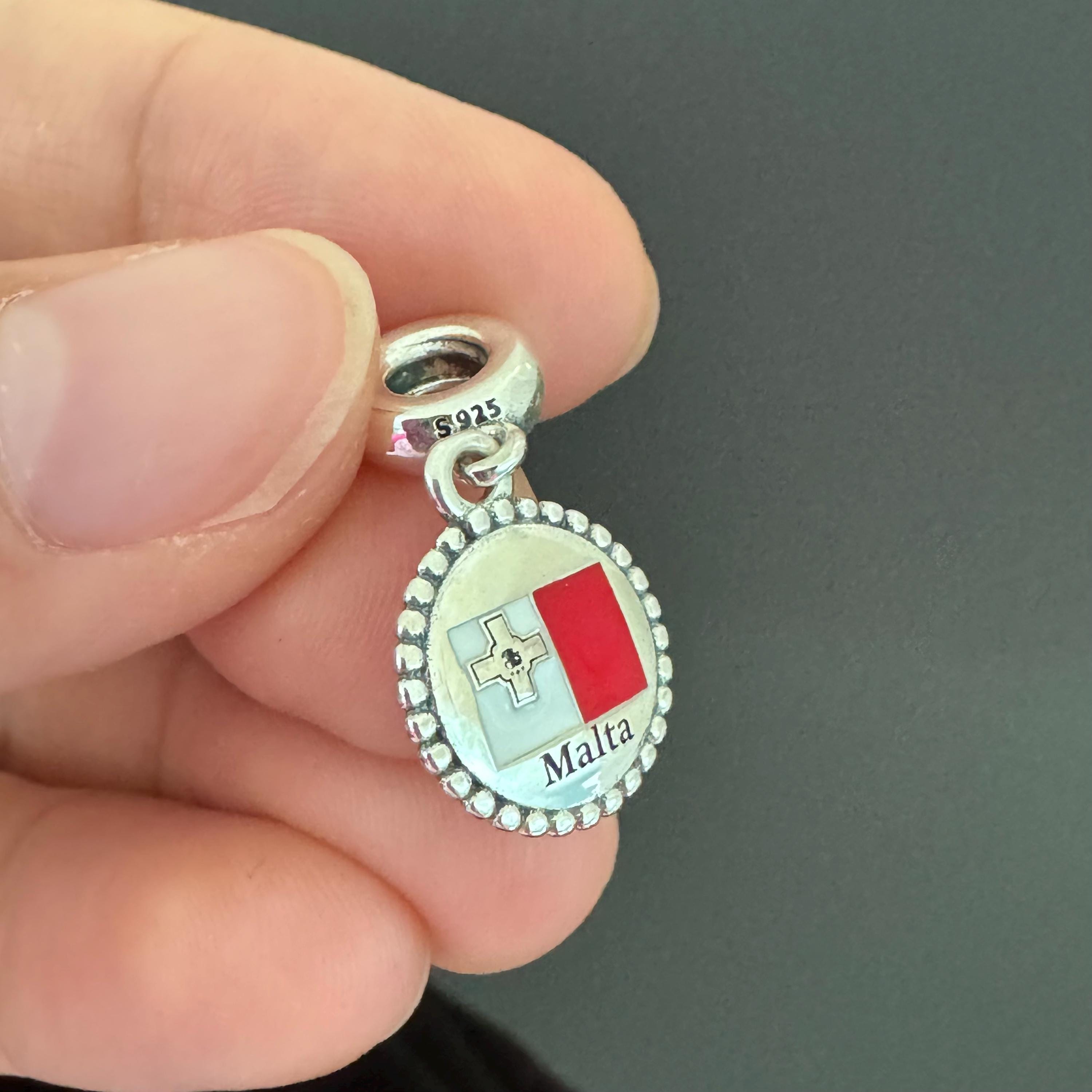 パンドラ マルタ国旗 ダングルチャーム：925スターリングシルバー