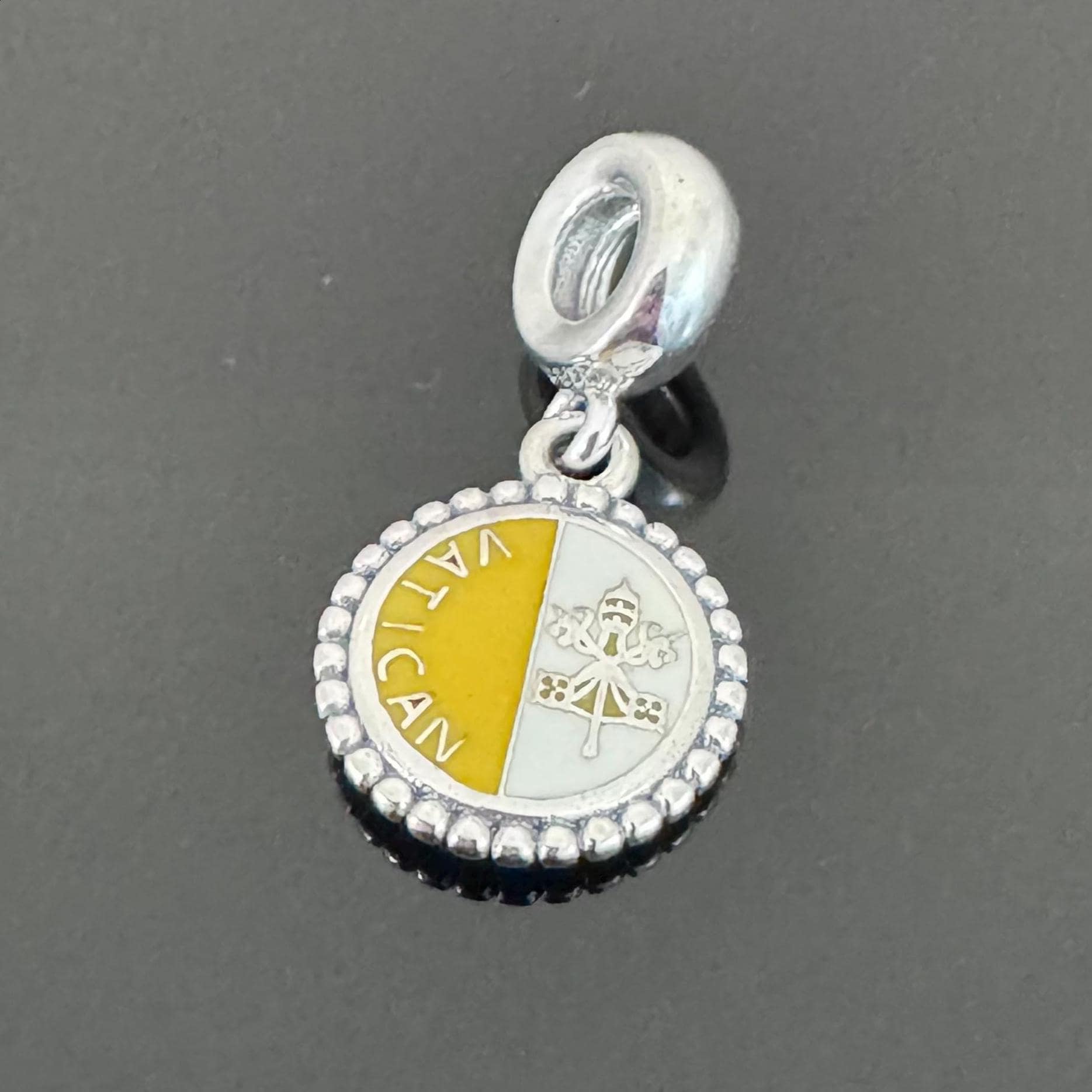 新品 正規品 Pandora バチカン国旗 ダングルチャーム | Pandora