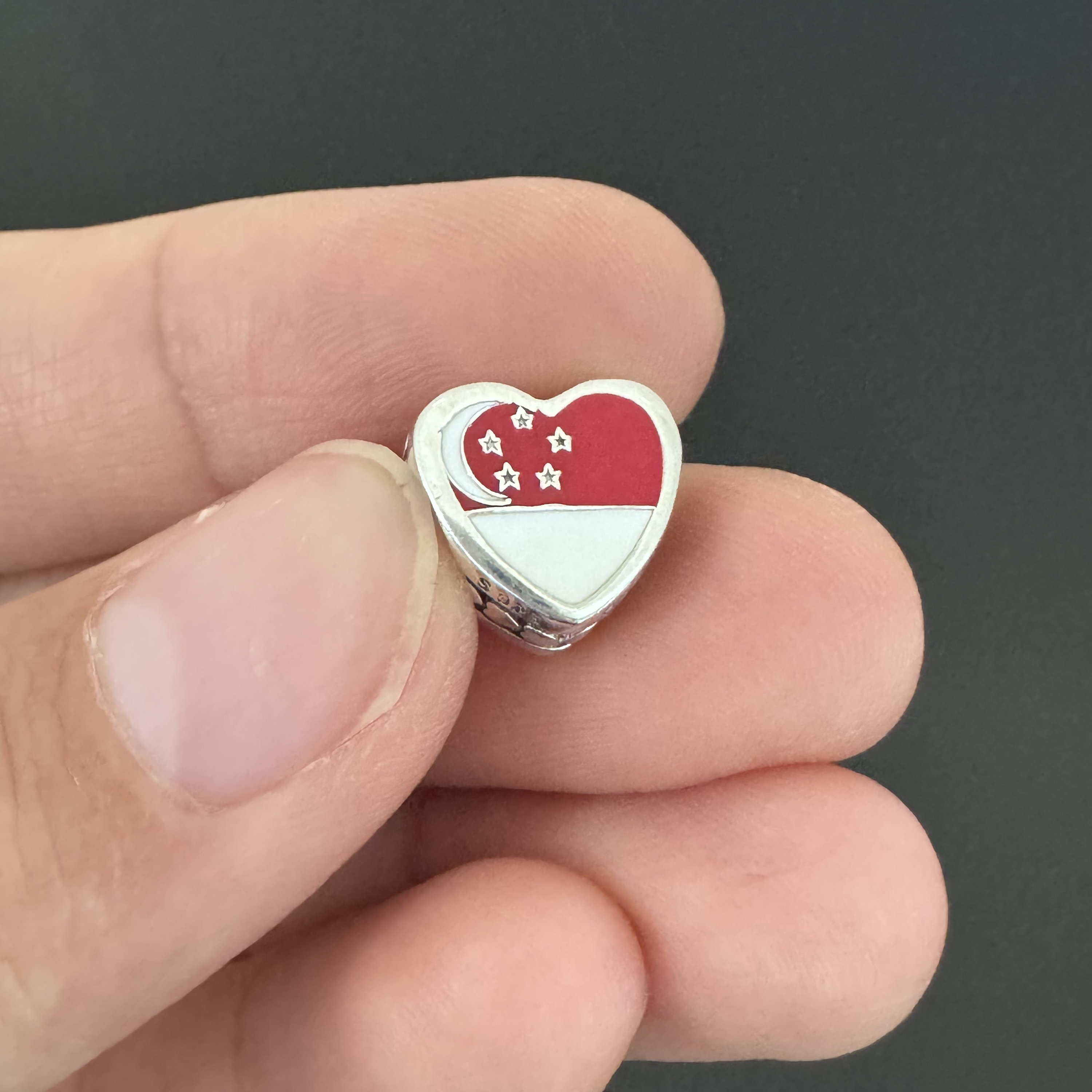 パンドラ シンガポール国旗 ハートチャーム | 彼女へのギフト