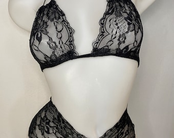Può includere: Completo intimo in pizzo nero con top halter e slip a vita alta abbinato.