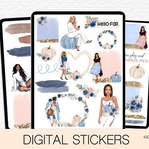 Op de afbeelding: Digitale stickers met illustraties van vrouwen in herfst-thema outfits, pompoenen, kransen en penseelstreken in tinten van blauw, roze en goud. De tekst "HELLO FALL" en "Herfstlucht en pompoentaarten" is inbegrepen.