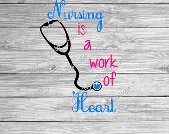 Pode incluir: Gráfico preto e branco de um estetoscópio com um coração azul na ponta. O texto "Nursing is a work of heart" está escrito em rosa e azul.