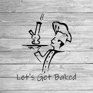 Puede incluir: Ilustración en blanco y negro de un chef sosteniendo una bandeja con una pipa de agua. El texto "Let's Get Baked" está debajo de la imagen.