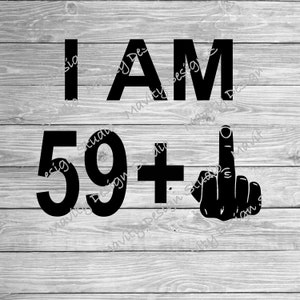 Op de afbeelding: Zwart-wit grafisch ontwerp met de tekst "I AM 59+" en een emoji van een middelvinger.