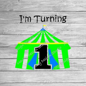 Peut inclure: Une tente de cirque verte et jaune avec un numéro un noir au centre. Le texte "I'm Turning" est au-dessus de la tente.