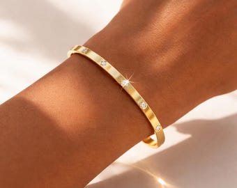 繊細な18Kゴールドクローバーバングル｜防水・変色防止ブレスレット