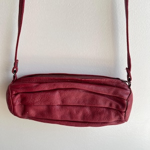 Vintage Leder Croissant Tasche in Burgund, kleine Damen Barrel Geldbörse, runde Schultertasche, Zylinder Minimalist Boho Casual Sommer Festival