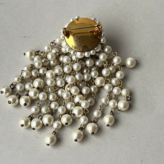 1950s Faux Pearl Ivory Gold Tone Waterfall Brooch… - image 3