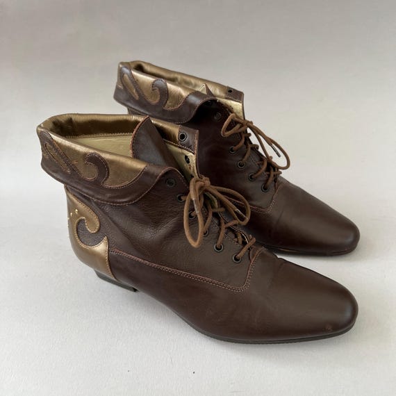Vintage Bally Victorian Style Studded Brown Bronze Calfskin Leather Lace Up Ankle Boots with Scroll Appliques Folded Cuff US7 EU38 UK5