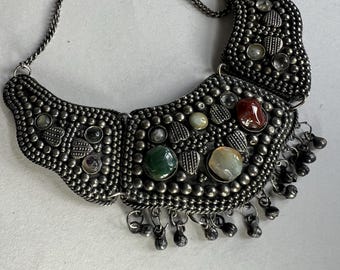 Collar babero de estilo bohemio tribal en tono plateado vintage, gargantilla llamativa con cabujón de piedras preciosas múltiples, joyería martillada
