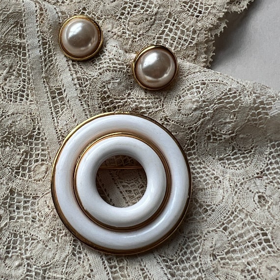 Vintage White and Gold Tone circular Pendant and … - image 5