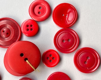 Vintage kwaliteit geassorteerde rode ronde hars plastic knoppen geëtst ontwerp, twee en vier gaten-naaien knutselen kunstproject pop maken breien
