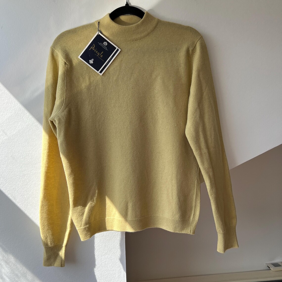 Vintage Pringle of Scotland 100% Wool in Butter Yellow Jumper, Knitwear, Minimalist Classic  Quality Pullover Sweater NWT Sz S/ 36, foto 3 di 5