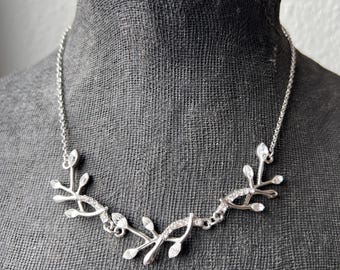 Collar vintage de plata con diseño de hojas entrelazadas de árbol "AMOR ENTERNAL" e incrustaciones de cristal transparente, joyería formal para mujer, ideal para galas de graduación.