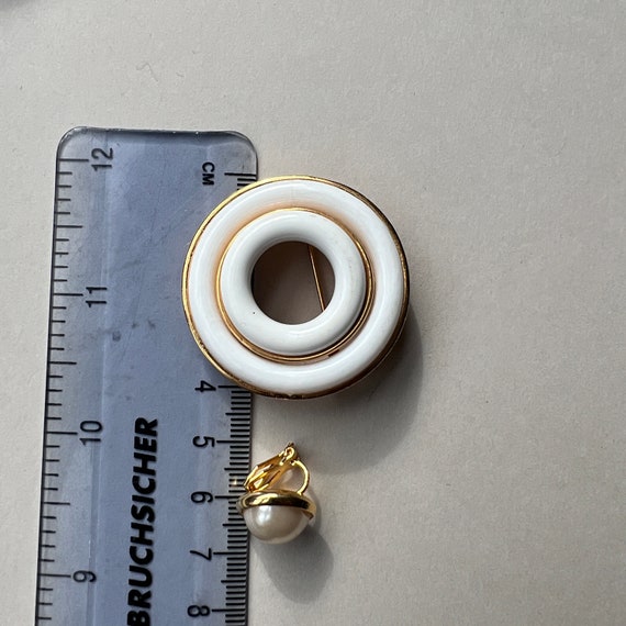 Vintage White and Gold Tone circular Pendant and … - image 8