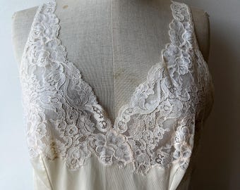 Combinación francesa vintage de nailon color champán, de largo midi con ribete de encaje y tirantes finos en la parte superior, talla 48 (M/L moderna).