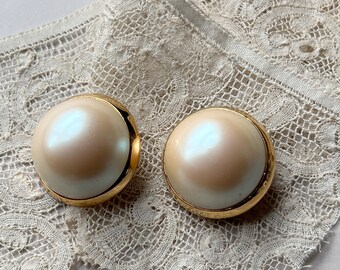 Vintage RICHELIEU Doom Faux Pearl Clip On Earrings Signed, Large Bridal Cabochon Pearl Gold Tone Statement Classic Earrings