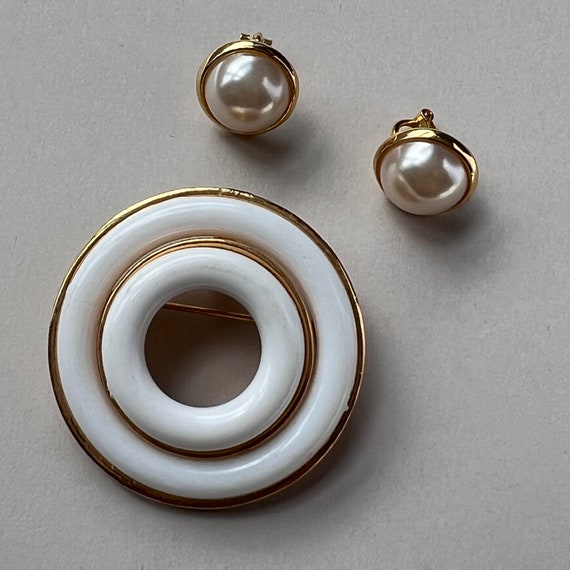 Vintage White and Gold Tone circular Pendant and … - image 1