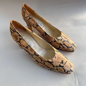Buty z nadrukiem w panterkę, skórzane, na obcasie typu kociak, w kolorze beżowo-brązowym, stonowane, wyprodukowane we Włoszech, rozmiar UK 5,5, EU 38,5, US 8, do biura, czółenka z migdałowym noskiem