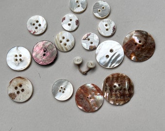 Vintage geassorteerde ronde parelmoerknopen twee en vier gaten voor bruids- en gelegenheidskleding naaien, oude MOP-knopen