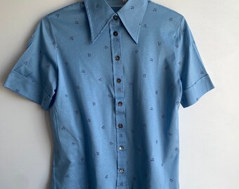 70s Retro Women's Wing Tipped Button Up Blue Fitted Cotton Shirt Short Sleeves, Vintage Western Pointed Dagger Collar Shirt Size M NOS