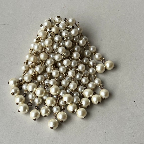 1950s Faux Pearl Ivory Gold Tone Waterfall Brooch… - image 2