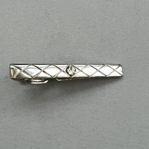 Fermacravatta vintage in argento anni '60 con motivo a rombi e dettagli in cristallo, fermacravatta modernista, accessorio da uomo retrò, matrimonio a tema MCM