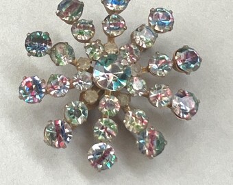 Spilla vintage con cristalli Iris Starburst e strass, spilla scintillante anni '50 con base in filigrana color oro e chiusura a C, spilla con scritta Atomic Layered