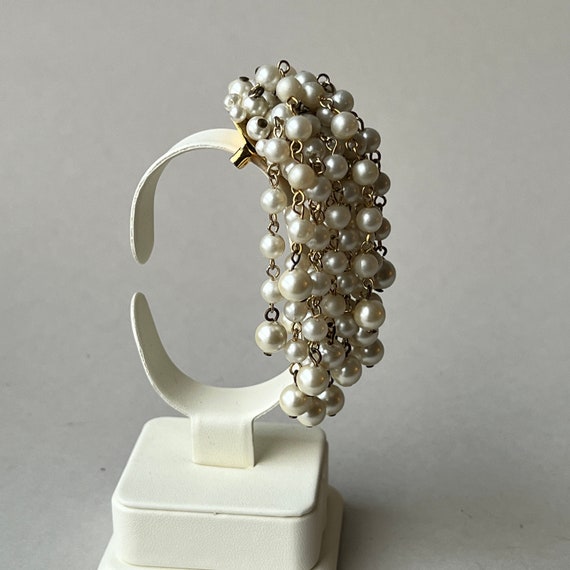 1950s Faux Pearl Ivory Gold Tone Waterfall Brooch… - image 10