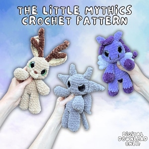 Könnte beinhalten: Drei gehäkelte Plüschtiere mit dem Text The Little Mythics Crochet Pattern. Eines ist ein beiges rehähnliches Wesen mit braunem Geweih, eines ist ein graues Wesen mit vielen Gliedmaßen und eines ist ein violettes geflügeltes Wesen. Nur digitaler Download.