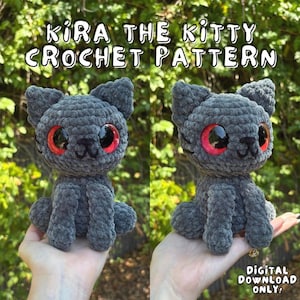 Op de afbeelding: Twee grijze gehaakte katten met rode ogen en zwarte neuzen worden getoond. De tekst "Kira the Kitty Crochet Pattern" staat bovenaan. De woorden "Digital Download Only" staan onderaan.