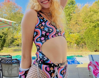 Body con recortes y estampado de hongos para festivales y raves